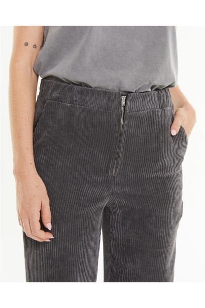 Pantalón de pana de mujer con goma en la espalda, detalle de nervios e