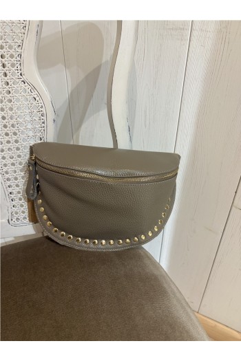 Bolso riñonera tachuelas