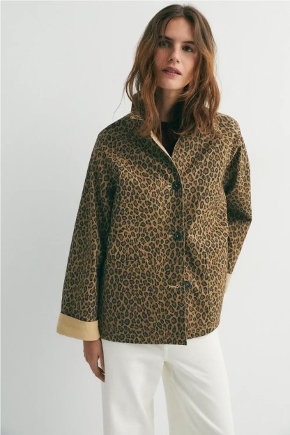 chaqueta camille reversible beige y animal print repelente al agua ese 2