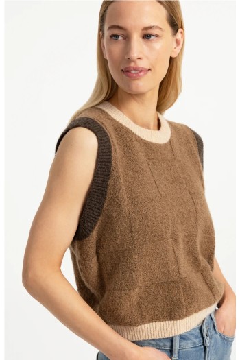 chaleco marron contraste mujer yaya