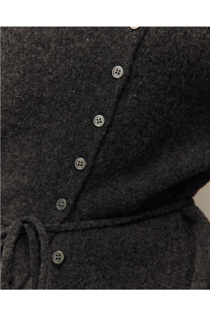 rebeca chaqueta con botones gris oscuro con cinturon systemaction muje