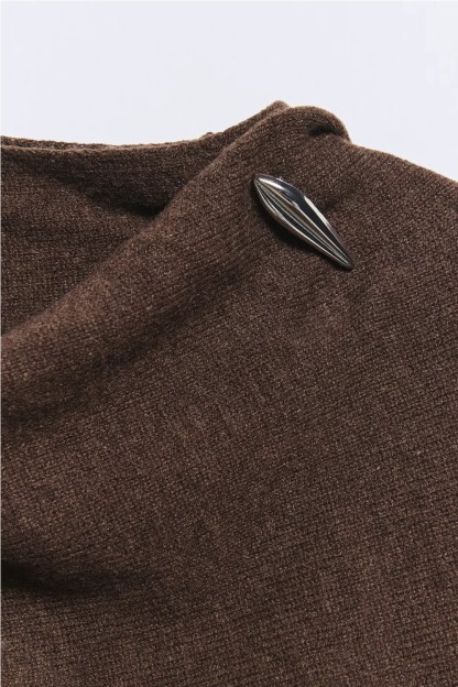 jersey ese o ese marron con detalle metalico en el hombro y capa