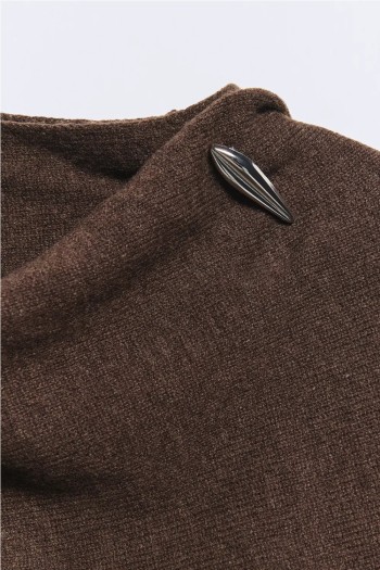 jersey ese o ese marron con detalle metalico en el hombro y capa