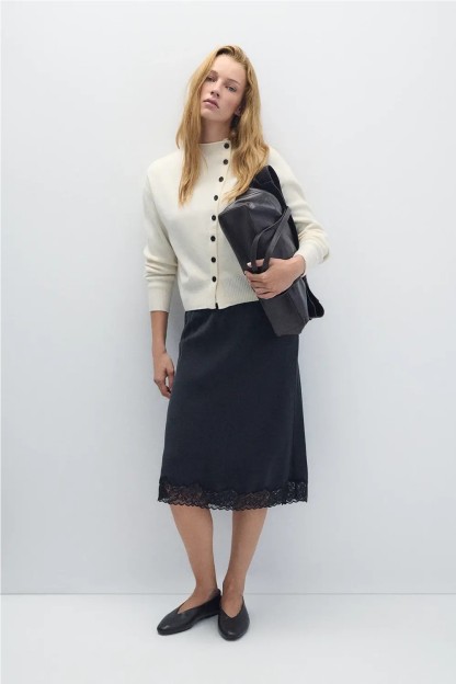 chaqueta blanca con botones asimetricos negros