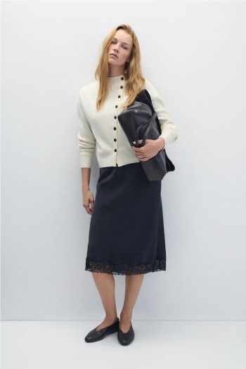 chaqueta blanca con botones asimetricos negros