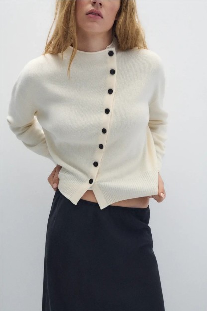 chaqueta blanca con botones asimetricos negros 2