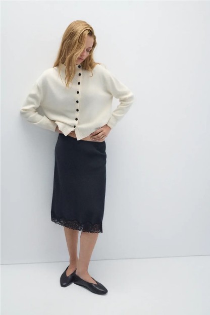 chaqueta blanca con botones asimetricos negros