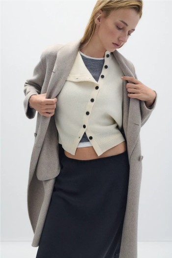 chaqueta blanca con botones asimetricos negros