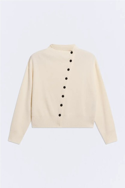 chaqueta blanca con botones asimetricos negros