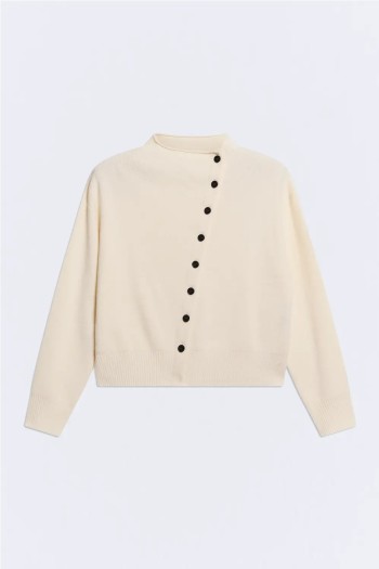 chaqueta blanca con botones asimetricos negros