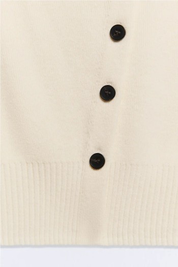 chaqueta blanca con botones asimetricos negros