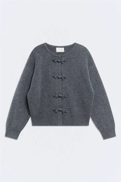 chaqueta gris ese o ese detalle botones