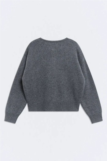 chaqueta gris ese o ese detalle botones
