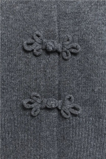 chaqueta gris ese o ese detalle botones