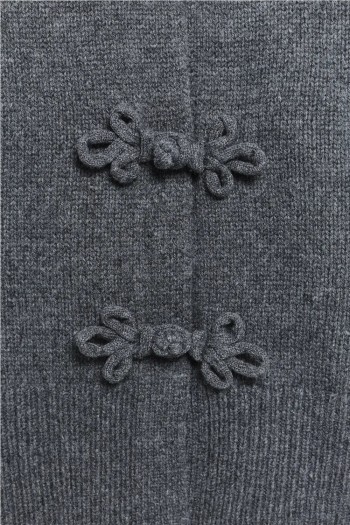 chaqueta gris ese o ese detalle botones