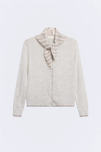 chaqueta gris claro ese o ese detalle pañuelo a rayas