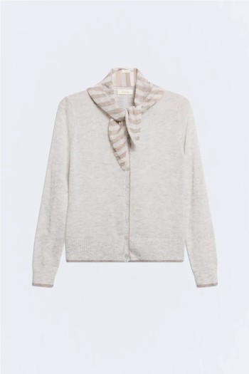 chaqueta gris claro ese o ese detalle pañuelo a rayas
