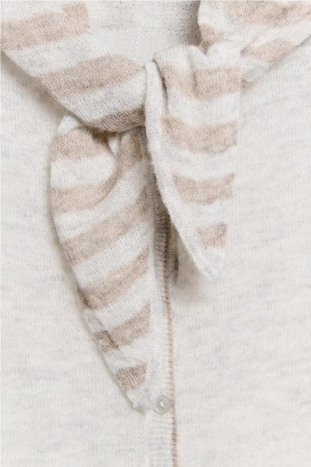 chaqueta gris claro ese o ese detalle pañuelo a rayas