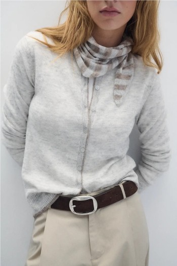 chaqueta gris claro ese o ese detalle pañuelo a rayas
