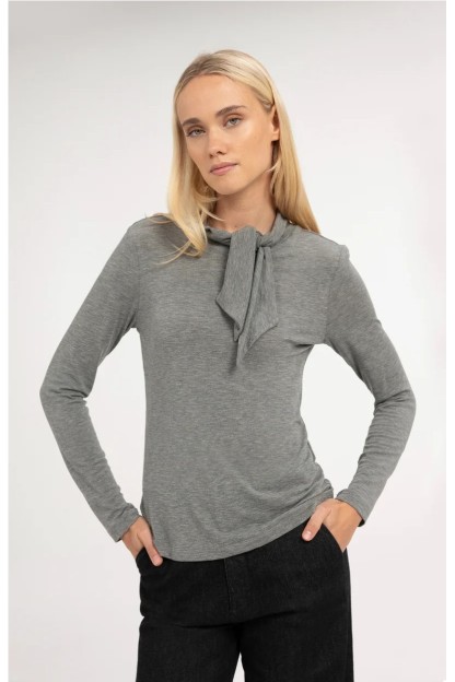 camiseta gris yaya con pañuelo