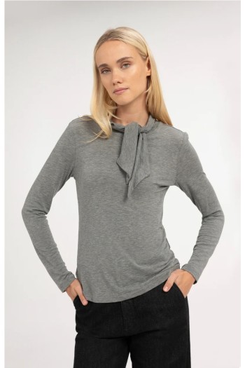 camiseta gris yaya con pañuelo
