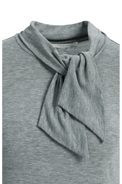 camiseta gris yaya con pañuelo