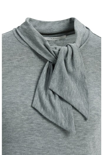 camiseta gris yaya con pañuelo