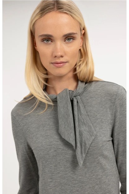 camiseta gris yaya con pañuelo