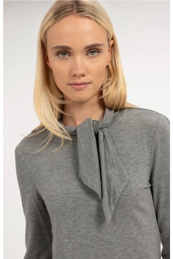camiseta gris yaya con pañuelo