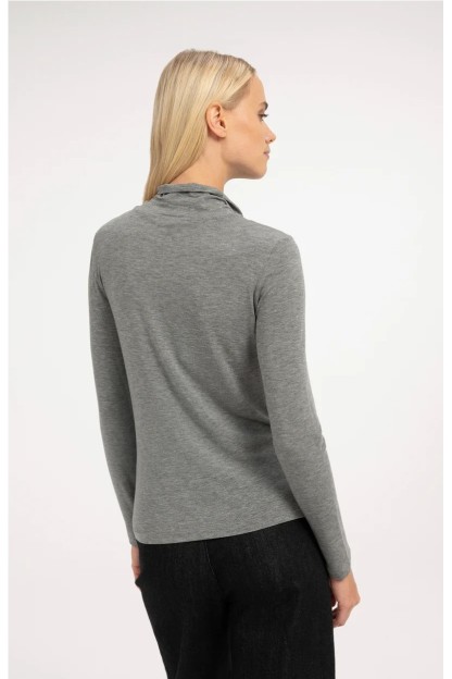 camiseta gris yaya con pañuelo