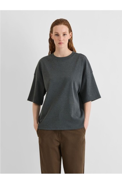 camiseta gris vila oversized con cuello redondo 2