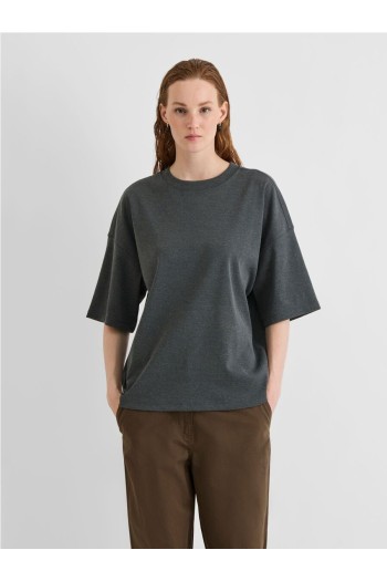 camiseta gris vila oversized con cuello redondo