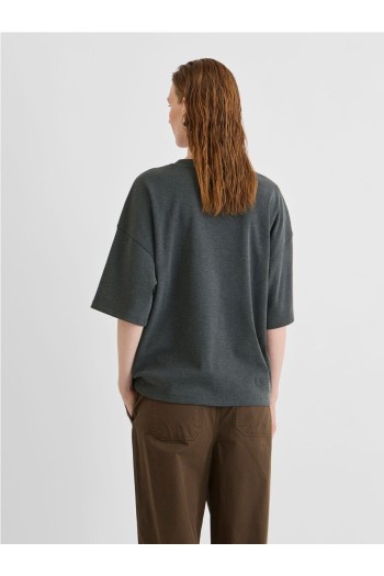 camiseta gris vila oversized con cuello redondo