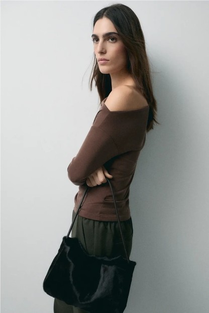 camiseta nicole asimetrico negra marron ese o ese