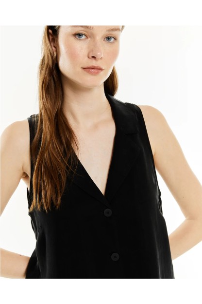 chaleco de cupro con cuello solapa