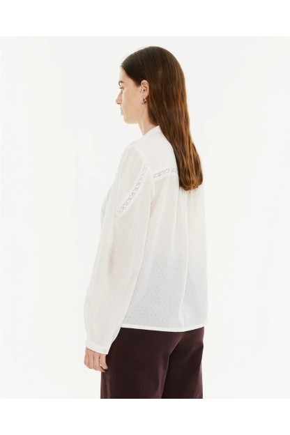 camisa blanca con puntilla mujer systemaction 2