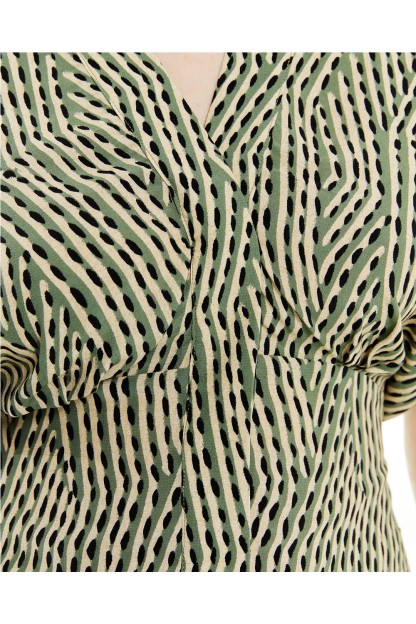 Camisa estampada mujer con frunce en el pecho color verde