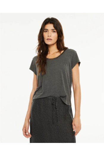 camiseta basica gris de systemacion con bordes dorados