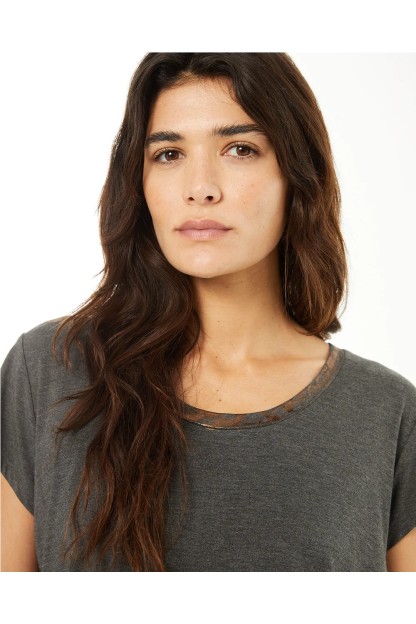 camiseta basica gris de systemacion con bordes dorados