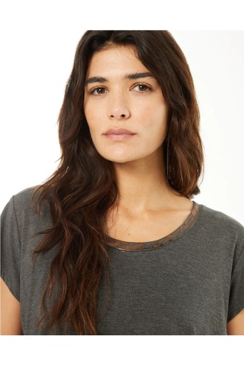 camiseta basica gris de systemacion con bordes dorados