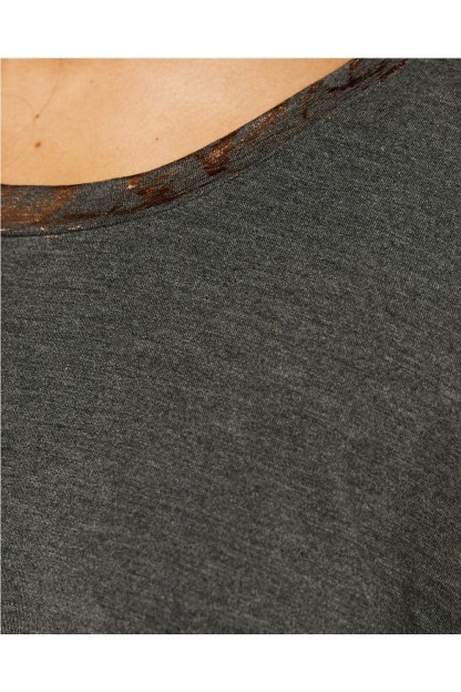 camiseta basica gris de systemacion con bordes dorados