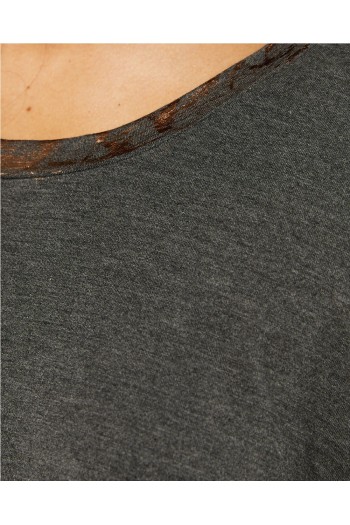 camiseta basica gris de systemacion con bordes dorados